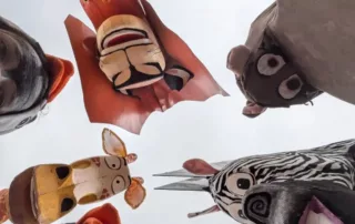 des personnes déguisées comme les personnages de madagascar regardent vers l'appareil photo